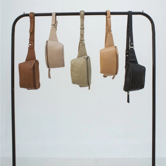 Mandrn Remy Leather Fanny Pack - Picture 9 of 11